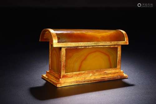 A GOLD PATTERN AGATE WARRPED GOLD COFFIN ORNAMENT