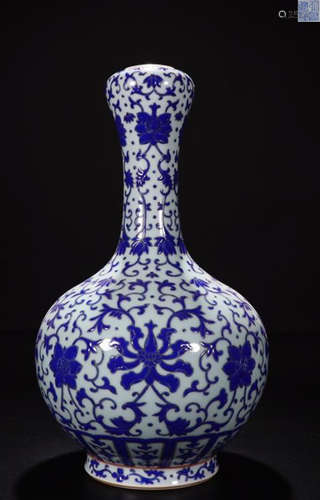 A QIANLONG MARK WINDING FLOWER PATTERNN BW VASE