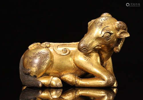 A GILT BRONZE SHEEP SHAPED ORNAMENT