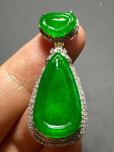 A GREEN JADEITE CARVED'FUBEI'PENDANT