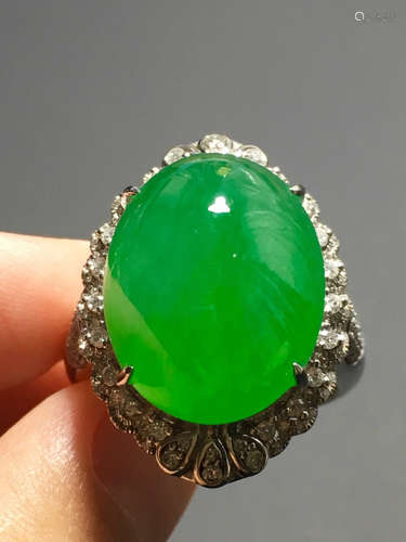 A GREEN JADEITE CARVED CIRCLE  RING