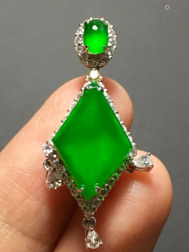 A GREEN JADEITE CARVED DAIMOND SHAPED PENDANT