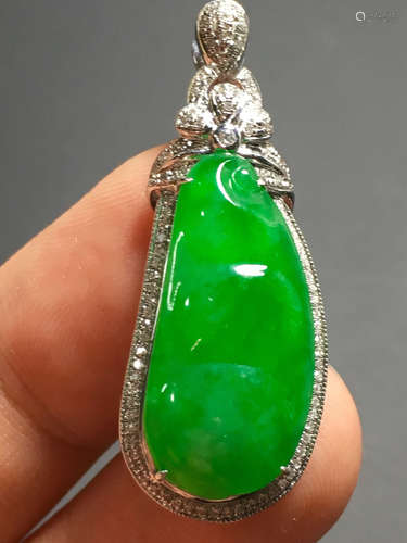 A GREEN JADEITE CARVED BEAN PENDANT