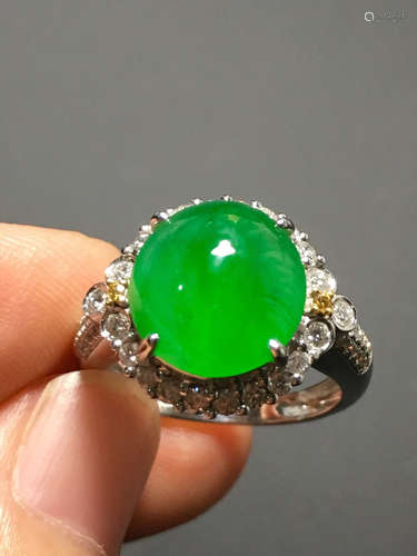 A GREEN JADEITE CARVED CIRCLE  RING