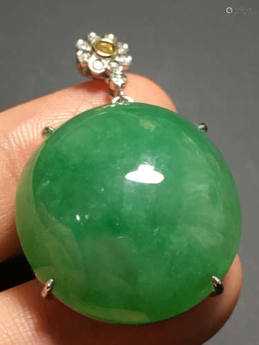 A GREEN JADEITE CARVED CIRCLE  PENDANT