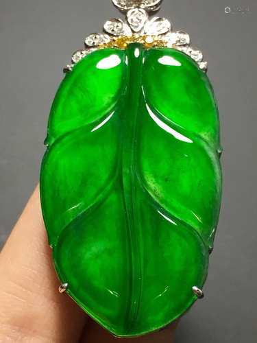 A GREEN JADEITE CARVED LEAF PENDANT