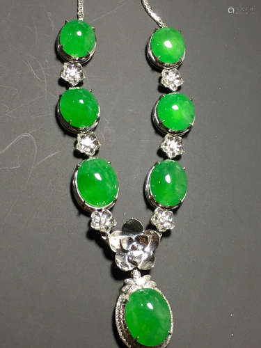 A GREEN JADEITE CARVED CIRCLE  NECKLACE