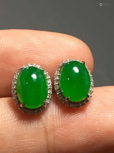 A GREEN JADEITE CARVED CIRCLE  EARRINGS