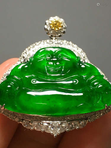 A GREEN JADEITE CARVED BUDDHA FIGURE PENDANT