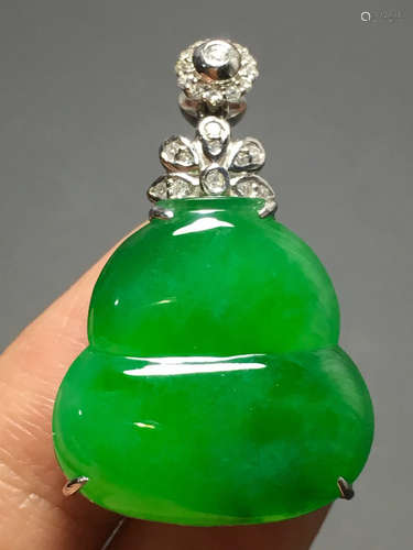 A GREEN JADEITE CARVED GOURDPENDANT