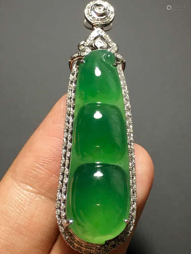 A GREEN JADEITE CARVED BEAN PENDANT