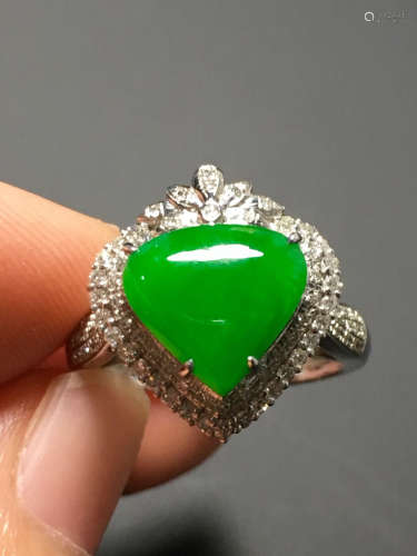 A GREEN JADEITE CARVED HEART PENDANT RING