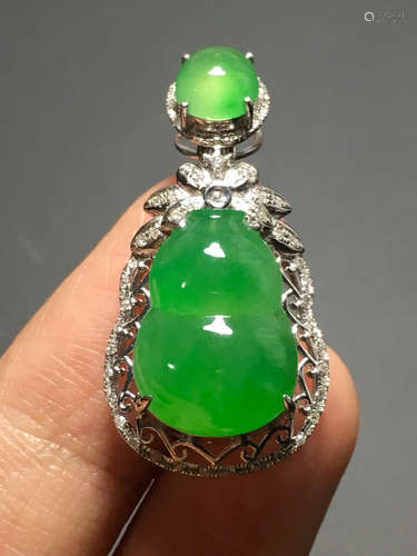 A GREEN JADEITE CARVED GOURD PENDANT