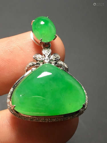 A GREEN JADEITE CARVED HEART PENDANT