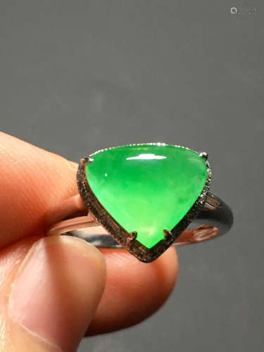 A GREEN JADEITE CARVED HEART RING