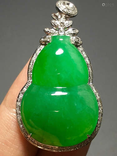 A GREEN JADEITE CARVED GOURD PENDANT