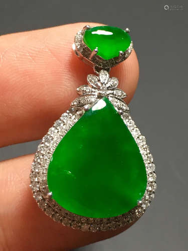 A GREEN JADEITE PENDANT