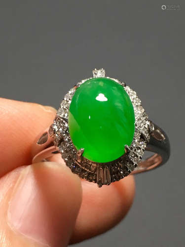 A GREEN JADEITE CARVED CIRCLE RING