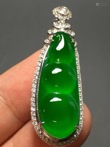 A GREEN JADEITE CARVED BEAN PENDANT