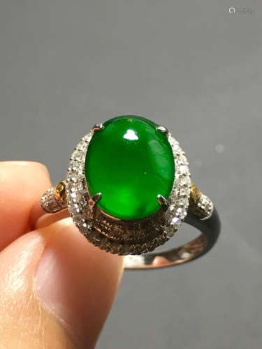 A GREEN JADEITE CARVED CIRCLE  RING
