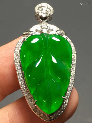 A GREEN JADEITE CARVED LEAF PENDANT