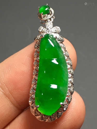 A GREEN JADEITE CARVED BEAN PENDANT