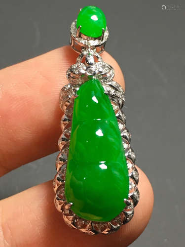 A GREEN JADEITE CARVED BEAN PENDANT