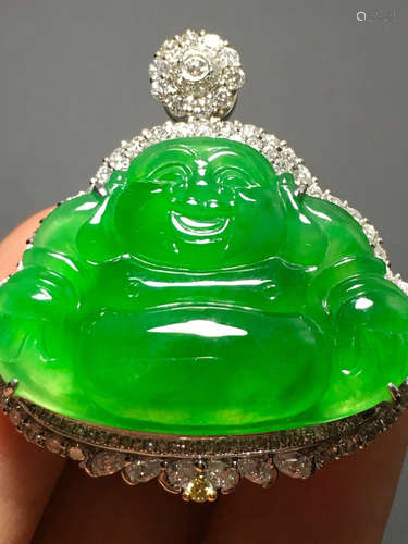 A GREEN JADEITE CARVED BUDDHA FIGURE PENDANT