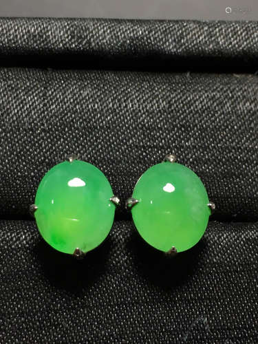 A GREEN JADEITE CARVED CIRCLE  EARRINGS