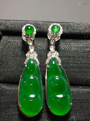 A GREEN JADEITE CARVED BEAN  EARDROPS