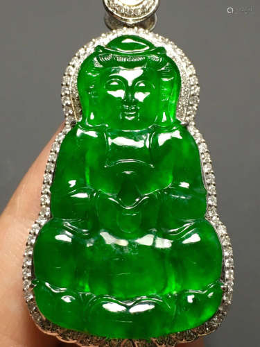 A GREEN JADEITE CARVED GUANYIN FIGURE PENDANT
