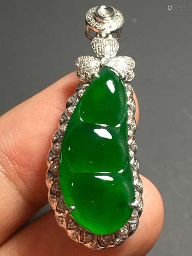 A GREEN JADEITE CARVED BEAN PENDANT