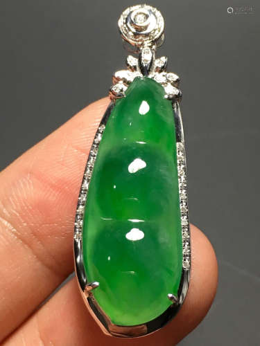 A GREEN JADEITE CARVED BEAN PENDANT