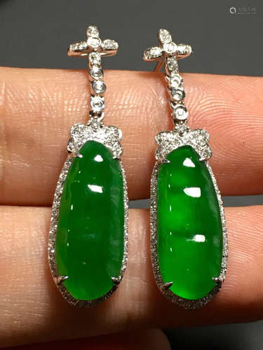 A GREEN JADEITE CARVED BEAN  EARDROPS