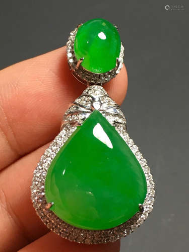 A GREEN JADEITE PENDANT