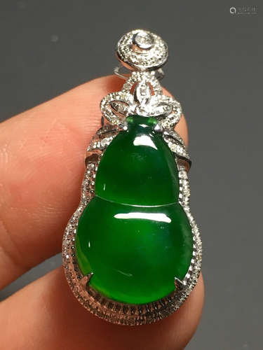 A GREEN JADEITE CARVED GOURDPENDANT