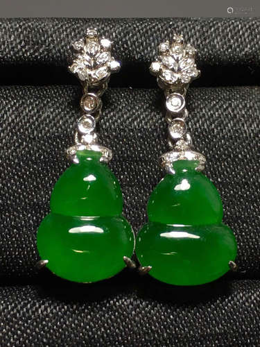 A GREEN JADEITE CARVED GOURD EARDROPS