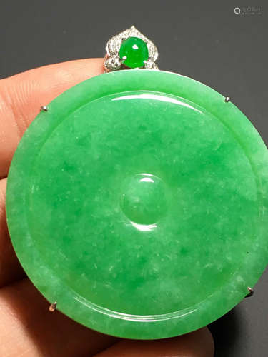 A GREEN JADEITE CARVED “PINGAN' PENDANT