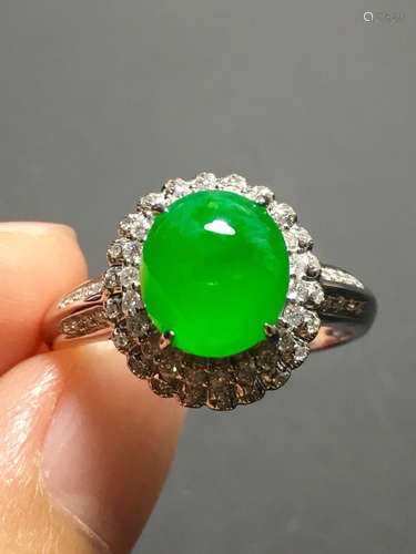 A GREEN JADEITE CARVED CIRCLE RING