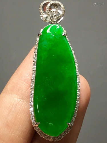 A GREEN JADEITE CARVED MELON PENDANT