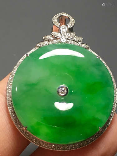 A GREEN JADEITE CARVED “PINGAN' PENDANT