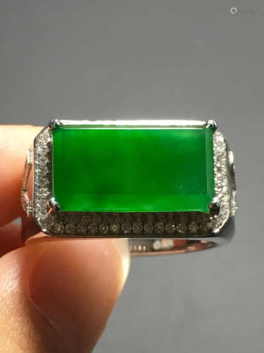 A GREEN JADEITE CARVED SADDLE SHAPED RING