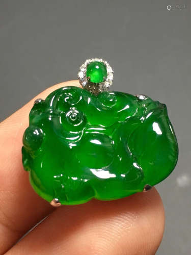 A GREEN JADEITE CARVED GOLD FISH PENDANT