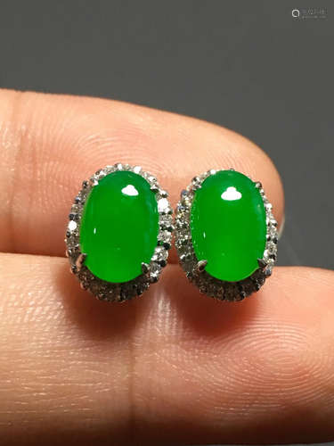 A GREEN JADEITE CARVED CIRCLE  EARRINGS