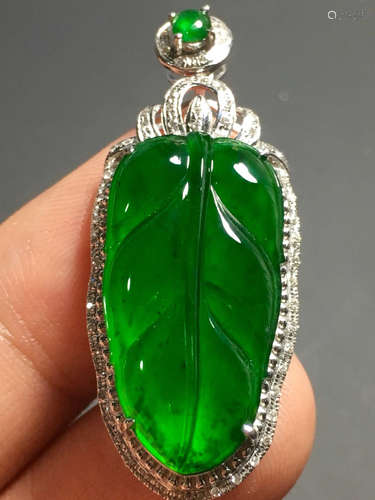 A GREEN JADEITE CARVED LEAF PENDANT