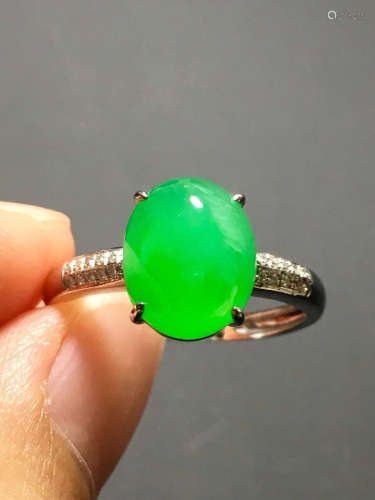 A GREEN JADEITE CARVED CIRCLE RING
