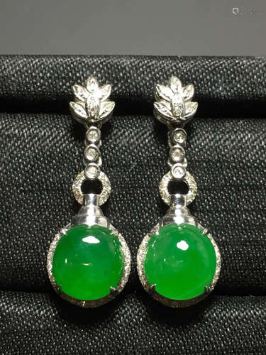 A GREEN JADEITE CARVED CIRCLE   EARDROPS