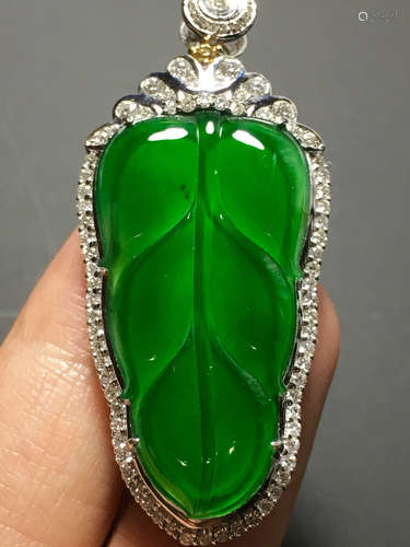 A GREEN JADEITE CARVED LEAF PENDANT