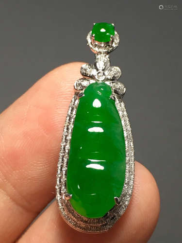 A GREEN JADEITE CARVED BEAN PENDANT