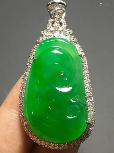 A GREEN JADEITE CARVED 'RUYI'PENDANT